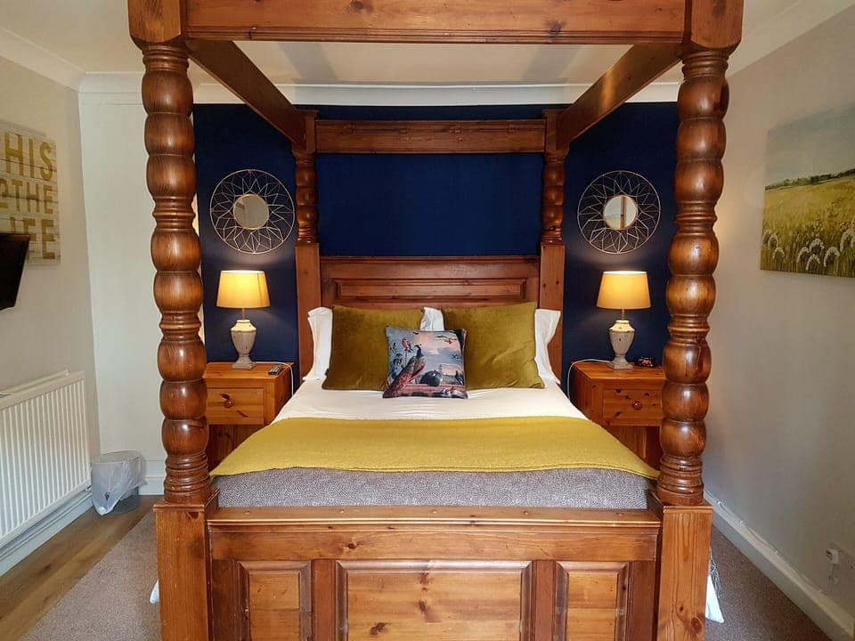 Cornflower Cottage 1 - Double 4 Poster Bedroom with Adjoining Single Bedroom and En-Suite
