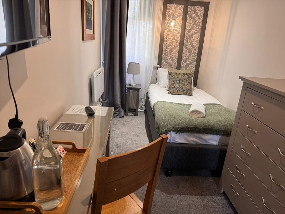 SINGLE ROOM with shared bathroom /room 9