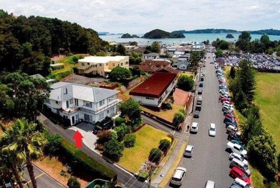 Central loction: less than 5 min walk to cafes, restaurants, shops and the Wharf