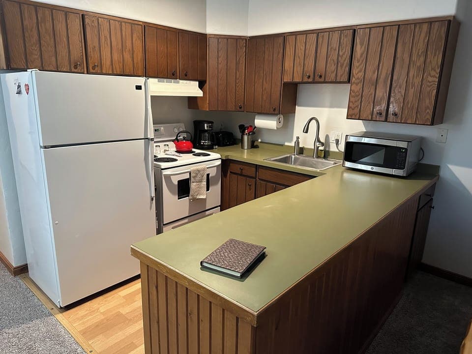 Fully equipped kitchen - Coffee maker - 4 slice toaster - full set pots & pans 