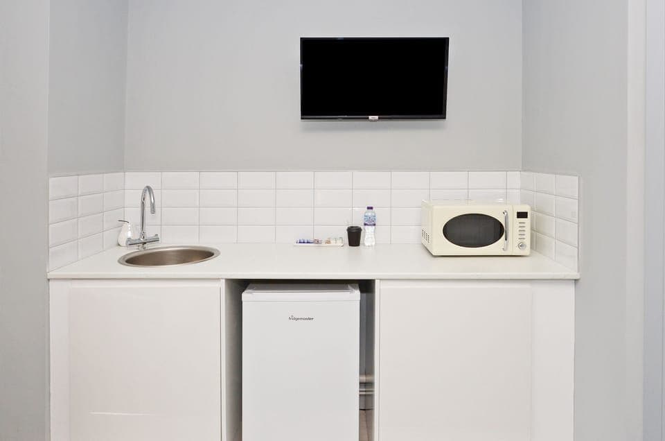 Studio - Private Bathroom & Kitchenette