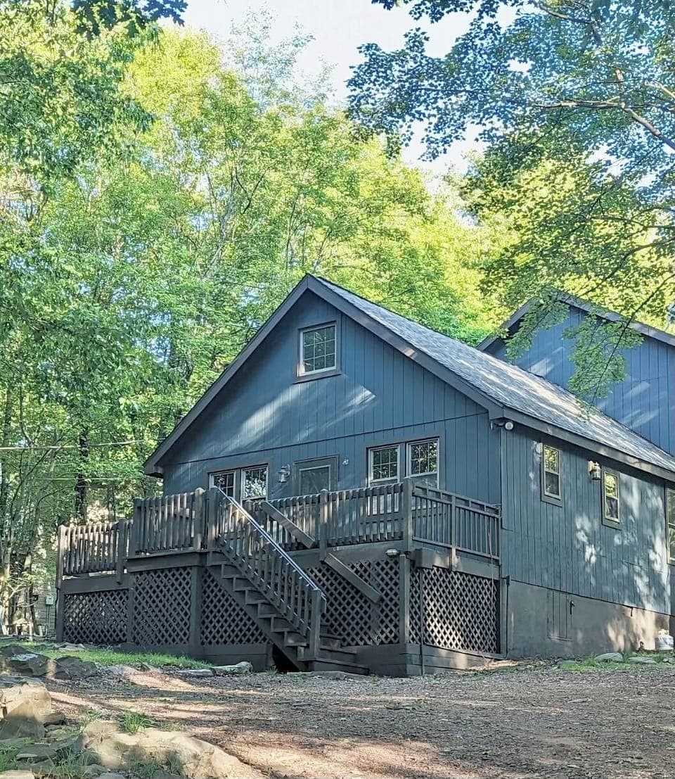 Cabin from driveway