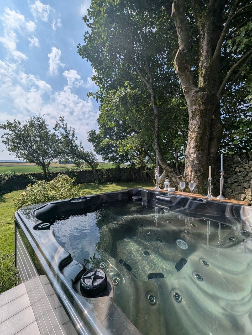  HAYLOFTS LARGE HOT TUB IN PRIVATE GARDEN