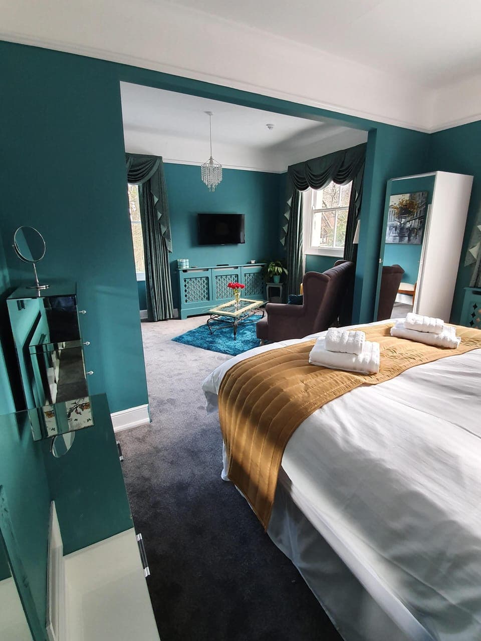 Large comfortable deluxe apartment, with luxury towel robes provided