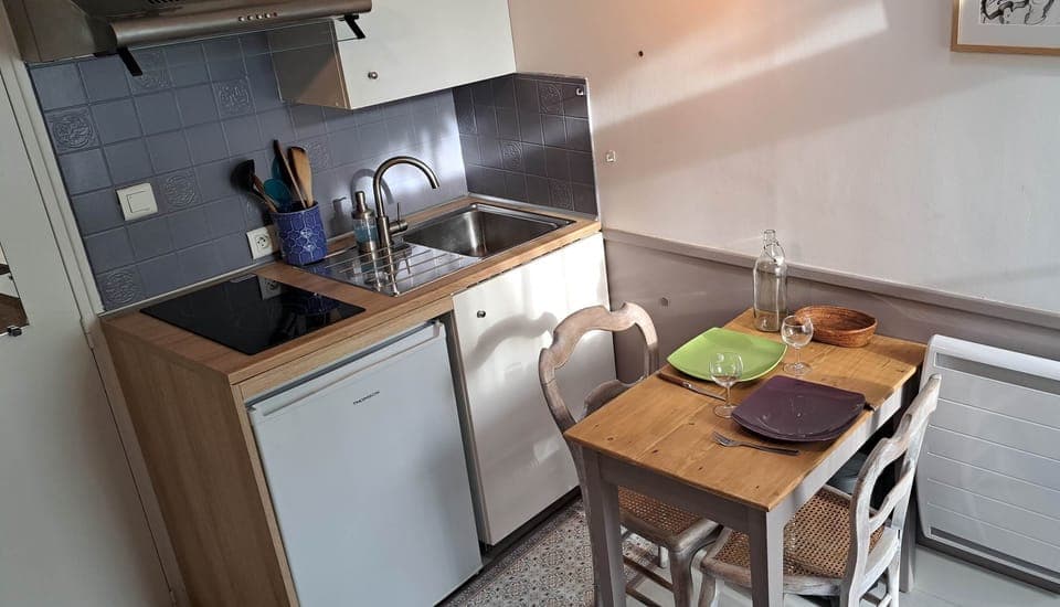 Clos de la Fontaine, Dinard, coin cuisine du N°2