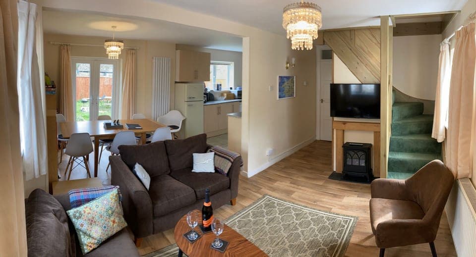 Open plans sitting, dining and kitchen