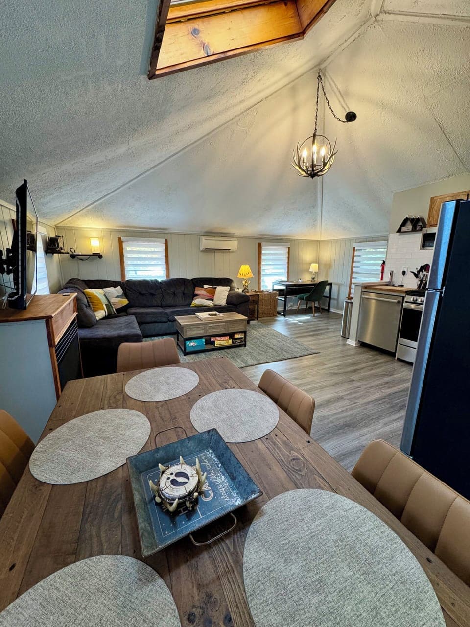 Vaulted, light-filled retreat with cozy lounge, modern kitchen & desk