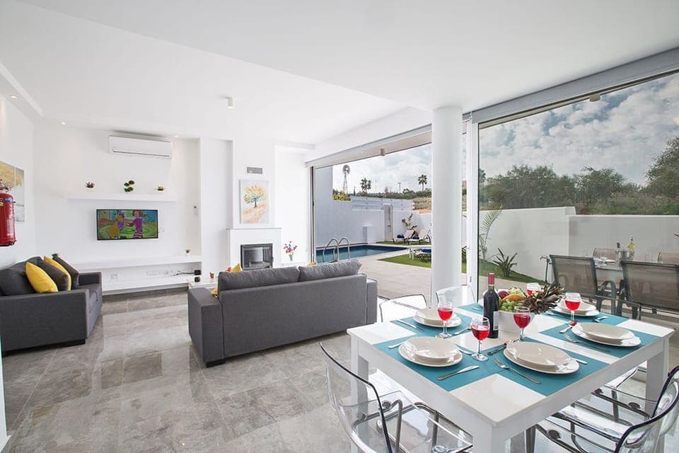 Open-Plan living room, kitchen and dining area