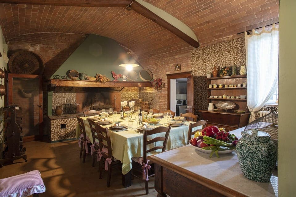 Tablecloth, Room, Interior Design, Table, Ceiling, Furniture, Interior Design, Linens, Dining Room, Home Accessories