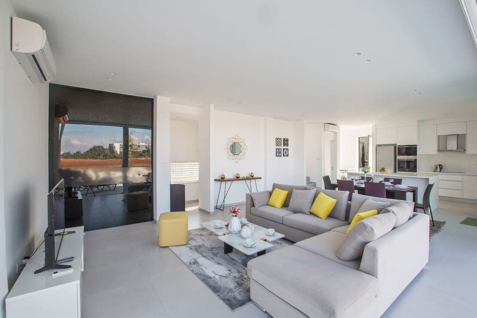 Open-plan living room, kitchen/dining area