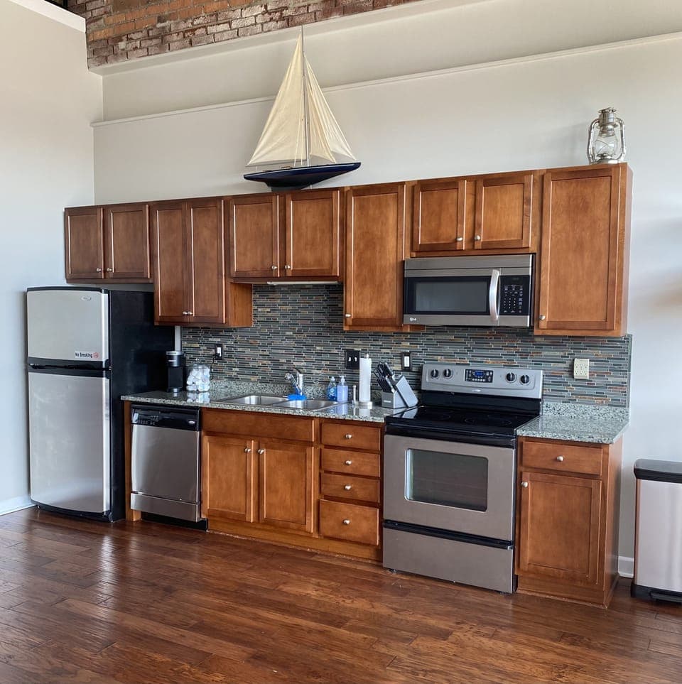 Fully stocked kitchen!