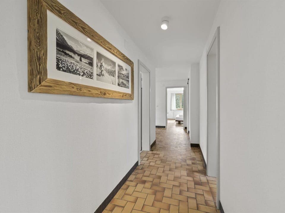 Picture Frame, Building, Wood, Interior Design, Art, Hall, Rectangle, Paint, Ceiling, Flooring