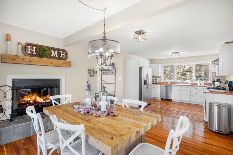 Dining area/kitchen 