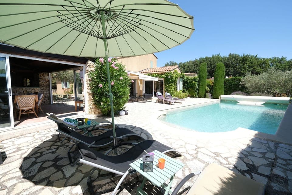 GARGAS vacation rental, comfortable villa for rent with heated swimming pool for 8 people. Online reservation with Plaisirs & Maisons de Provence
