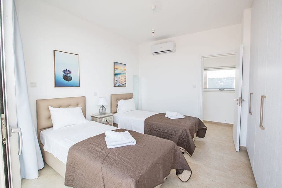 Bedroom 3 with two single beds