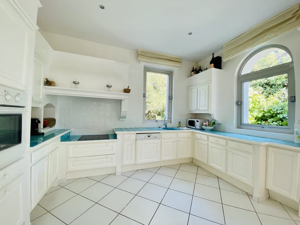 Fully equipped Provencal kitchen
