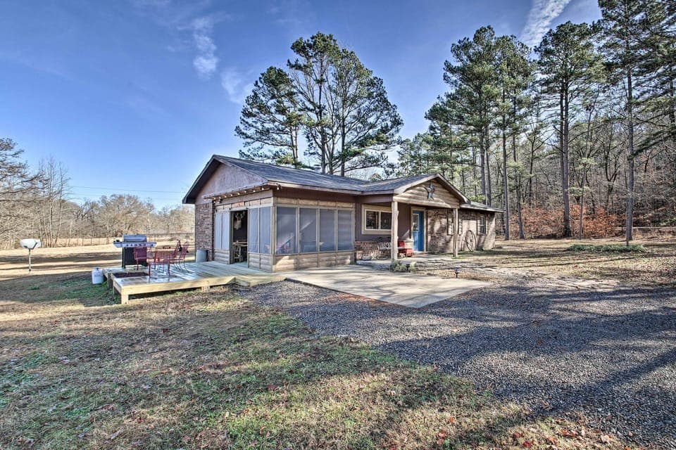 Boles Vacation Rental | 3BR | 2BA | 1,250 Sq Ft | 1 Story