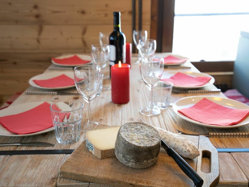 Tableware, Table, Furniture, Dishware, Stemware, Drinkware, Textile, Plate, Wine Glass