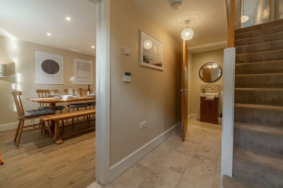 Ground floor: Hallway with cloakroom