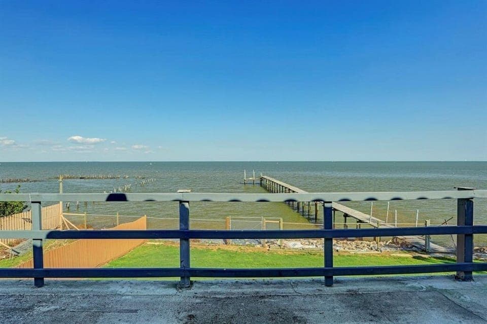 Upstairs view. Sorry, the pier is not available due to damage from hurricanes. 