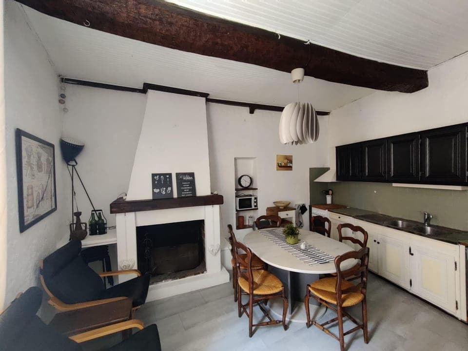 The fully equipped kitchen