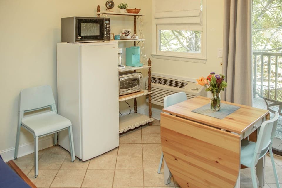 Kitchenette has a fridge, microwave, toaster oven, cooktop and coffeemakers.