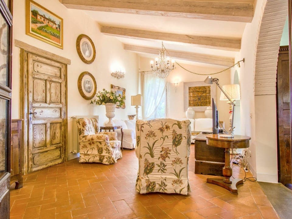 Property, Furniture, Picture Frame, Plant, Couch, Building, Chair, Wood, Interior Design, Table