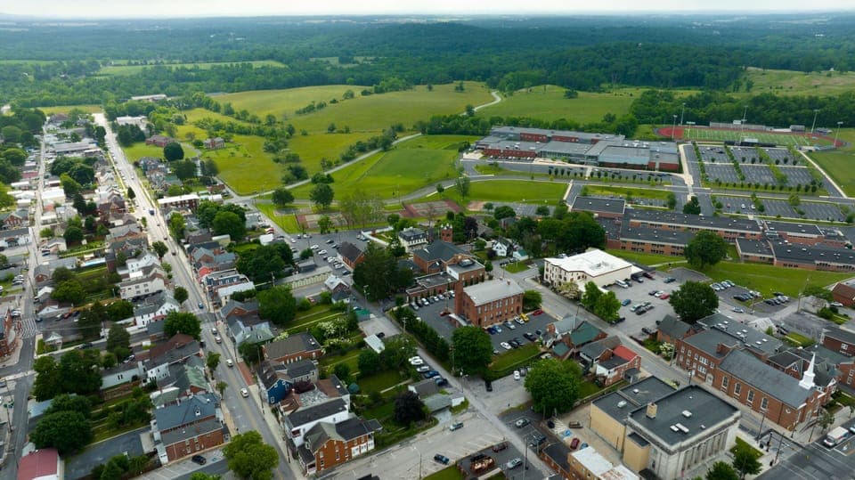 The house backs up to Culp's Hill battlefield and is 2 blocks from downtown