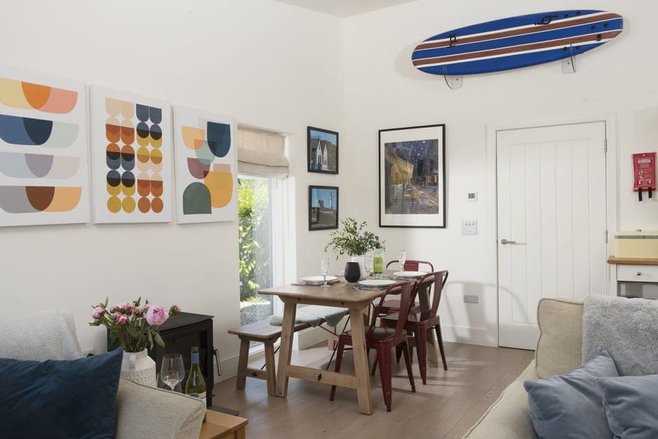 Dining area with decorative detail - 6 The Dunes, Upton Towans