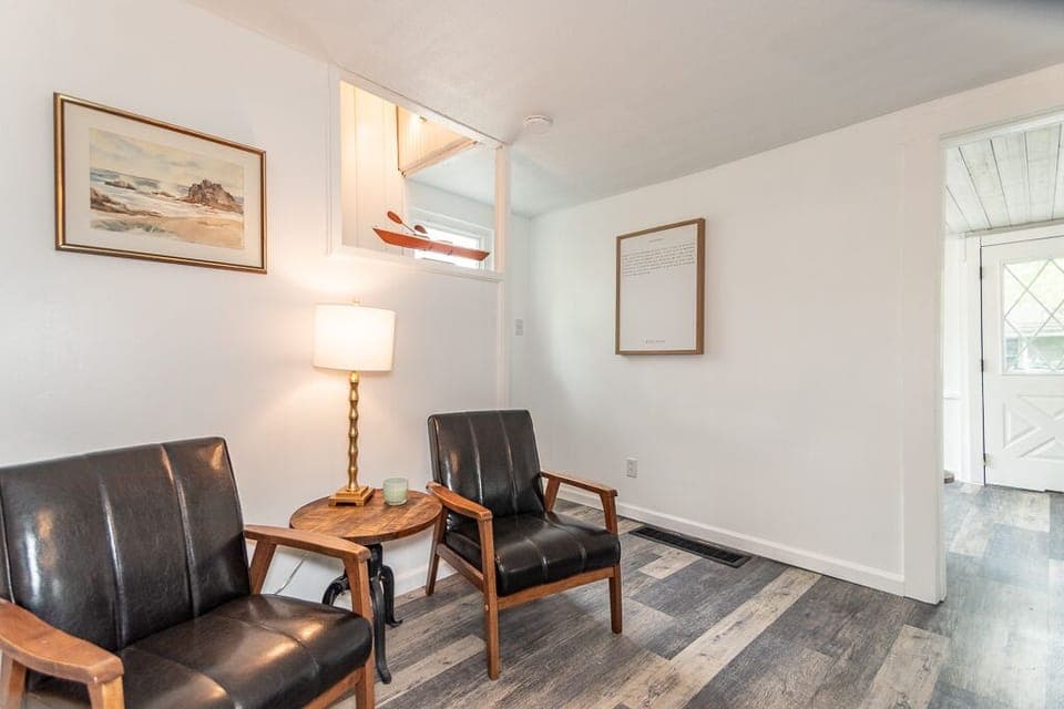 Many little seating areas to read, chat or play games.