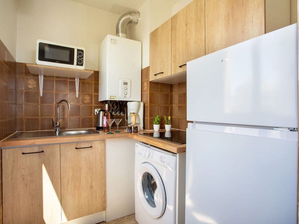 Cabinetry, Kitchen Sink, Laundry Room, Property, Tap, Kitchen Appliance, Sink, Plumbing Fixture, Home Appliance, Washing Machine