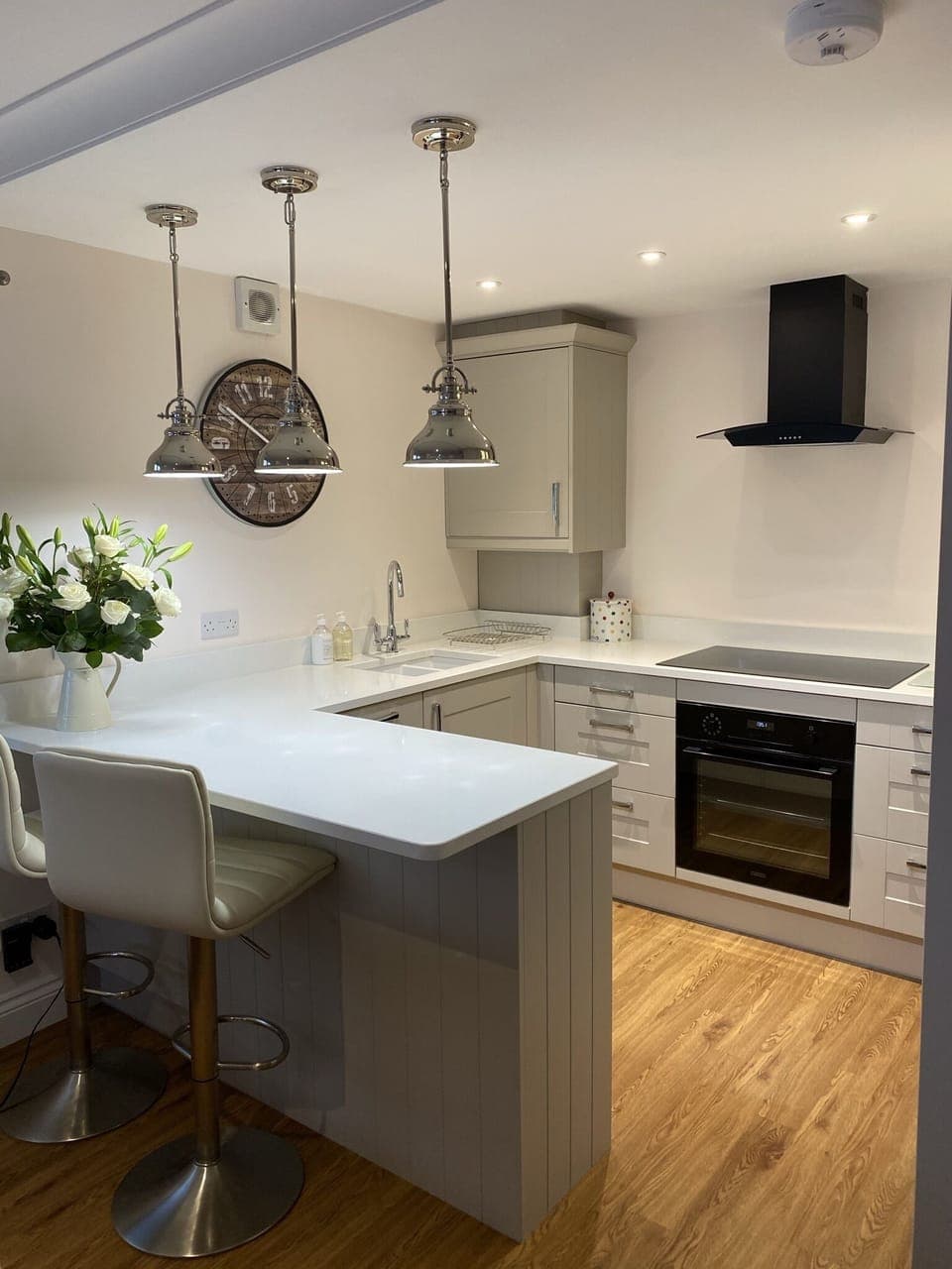 Fully equipped kitchen to include breakfast bar