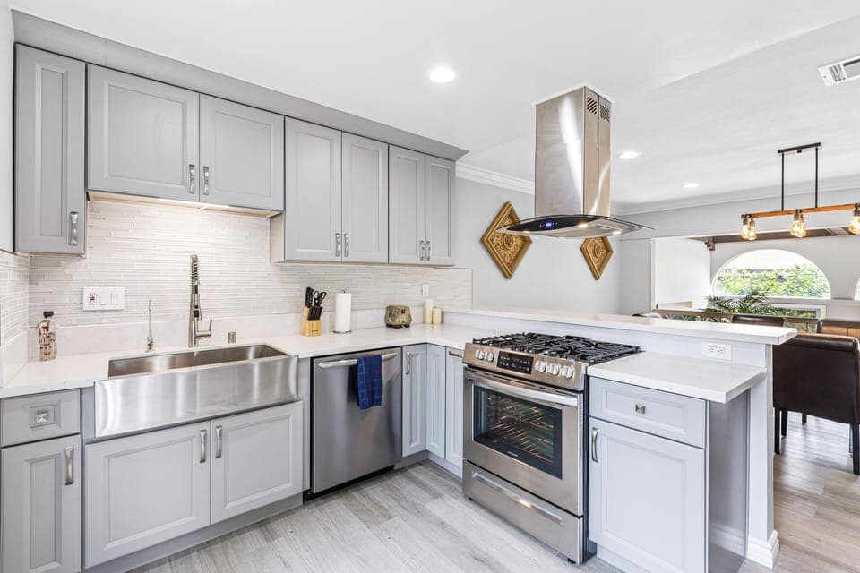 Full Kitchen · Gas Oven · Reverse Osmosis Water Filter 