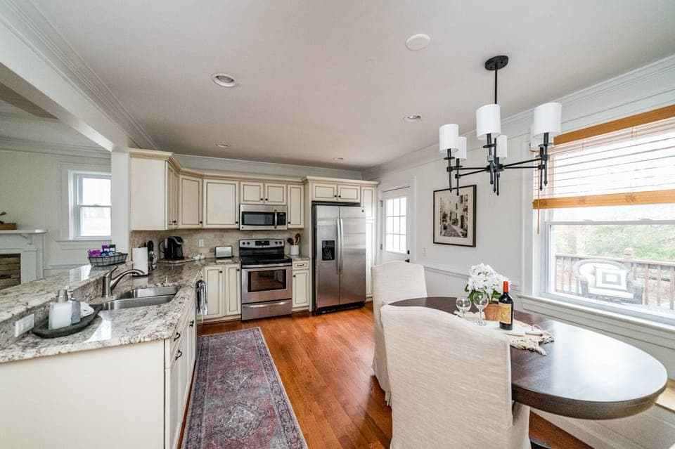 Kitchen & dining