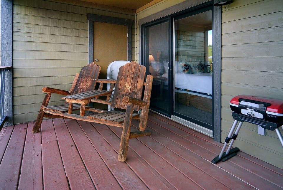 Deck off master/living room, electric grill
