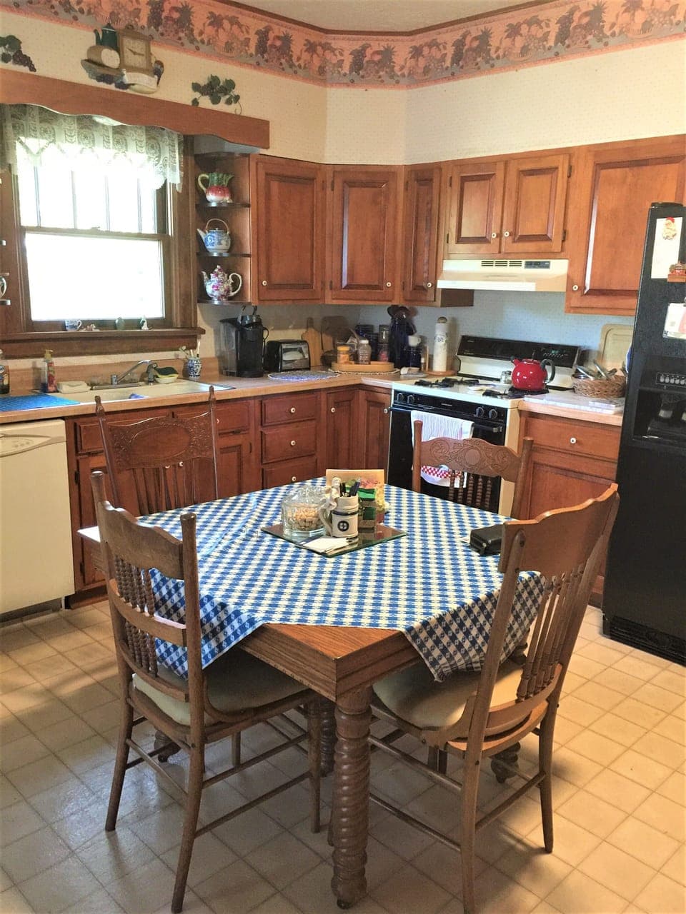 Large eat-in kitchen, oak table extends to seat 8, Kuerig, complete cookware