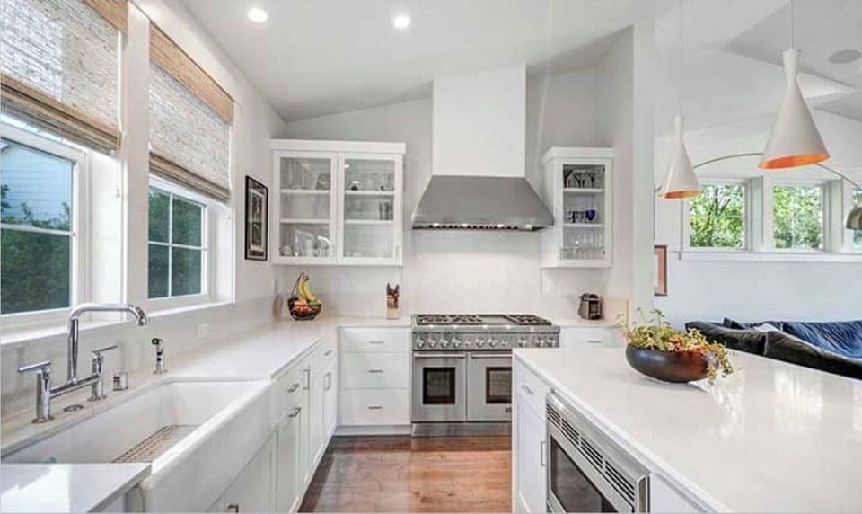 Gourmet kitchen 