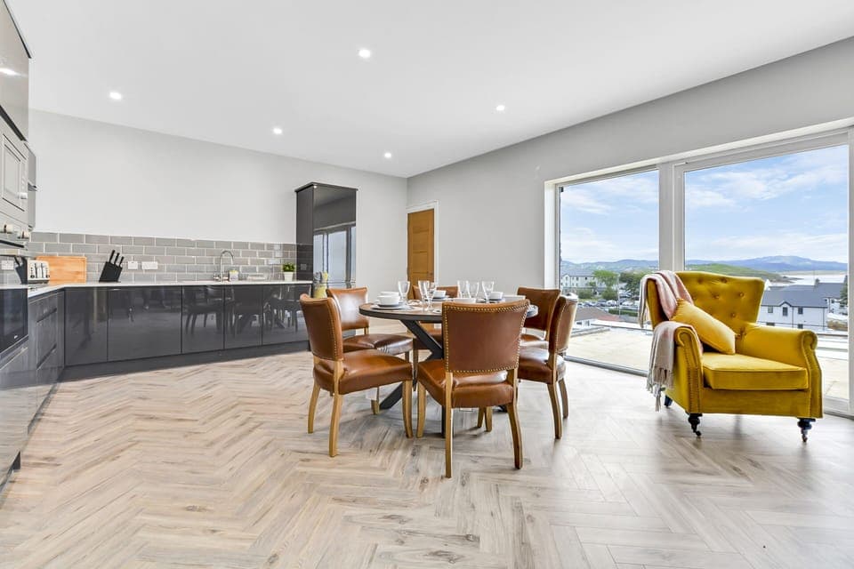 Kitchen / Dining Area