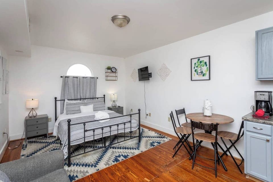 One Queen bed to sleep up to 2 people