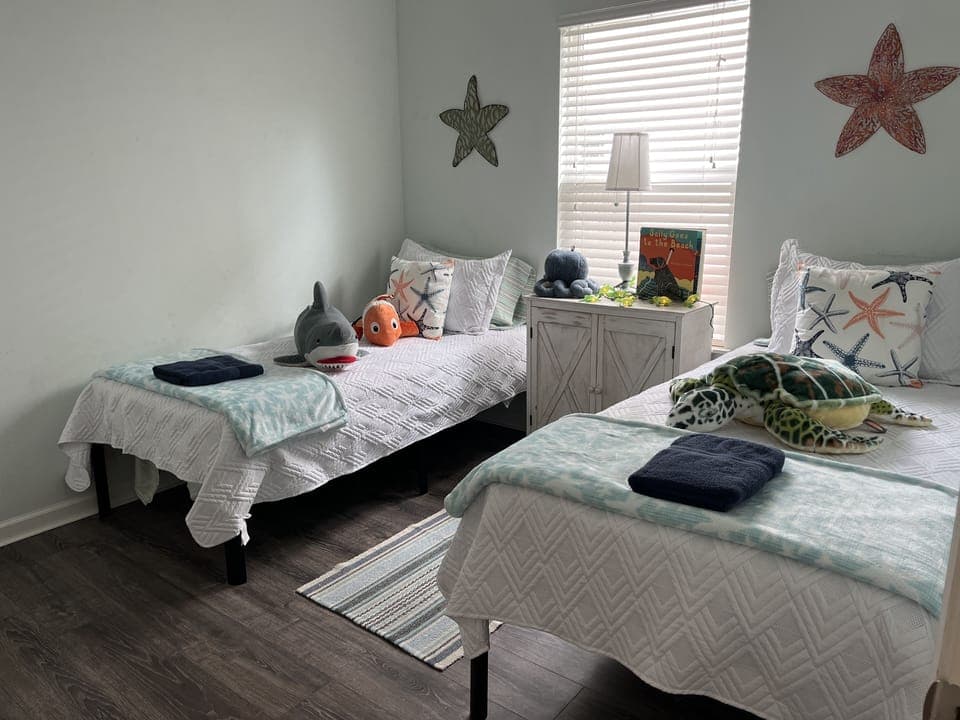 Bedroom with 2 twin beds 