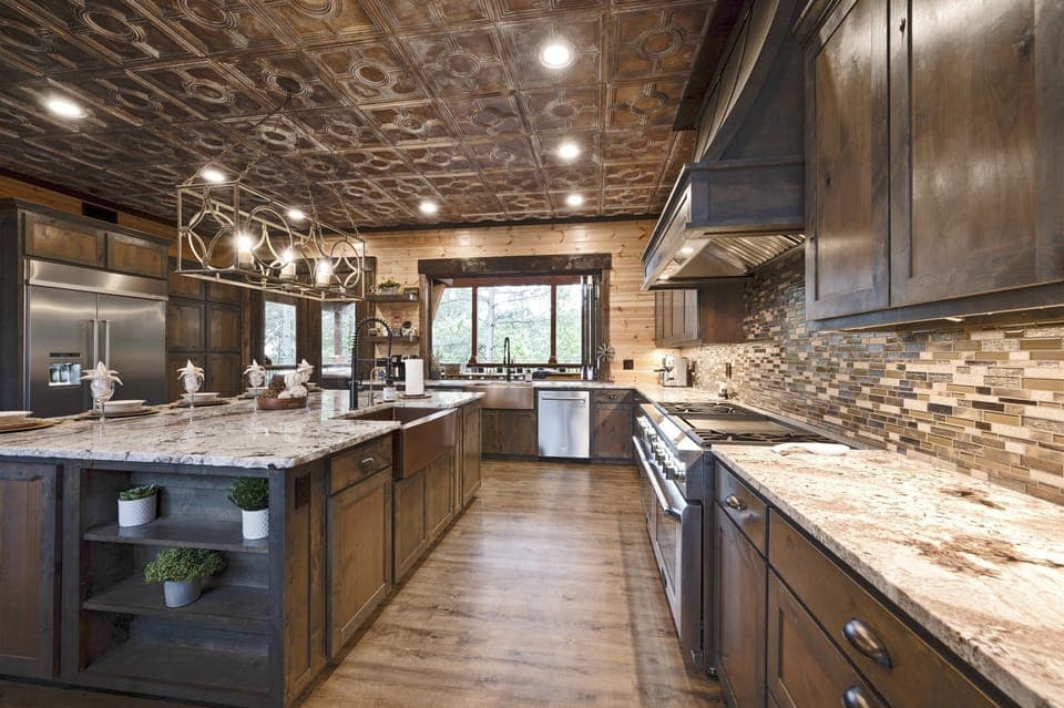 This spacious kitchen makes cooking and clean-up a breeze!