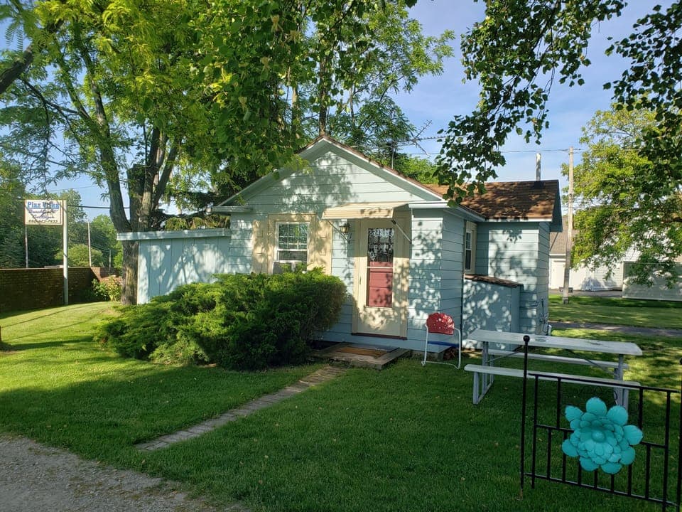 Plaz Vilka Beachfront Cottage #1, a cozy & comfortable Lake Erie stay