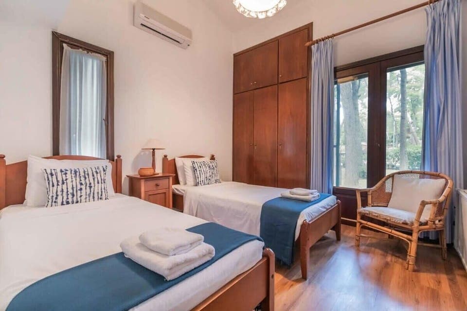 Bedroom 2 – Twin Beds with Garden Views
A flexible sleeping arrangement with plenty of light and storage.