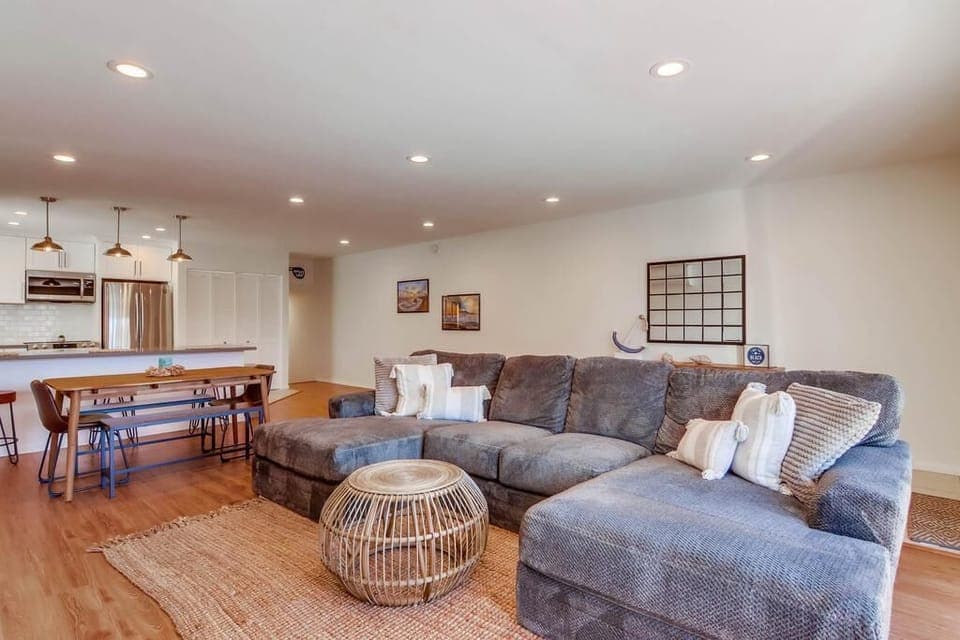 Open & Spacious Floorplan!