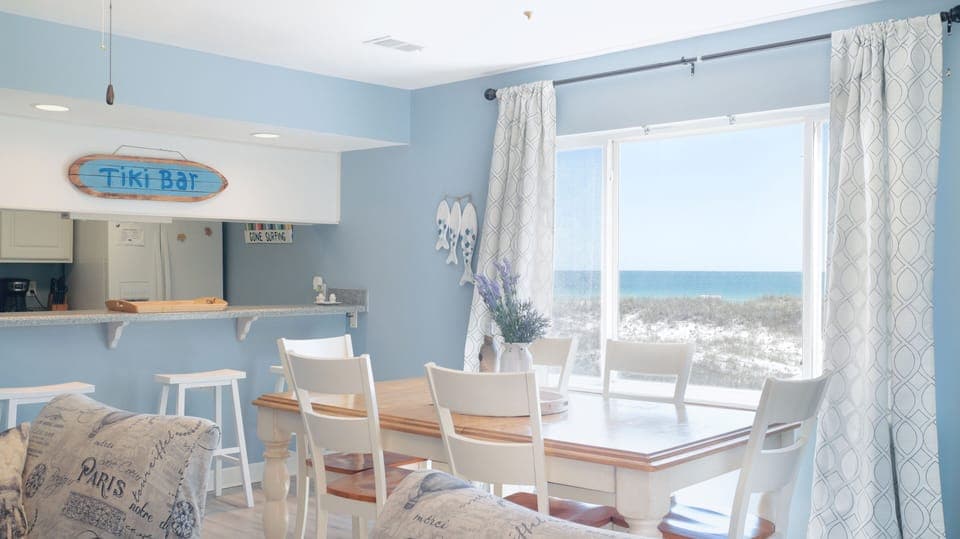 Dinning room and breakfast bar 