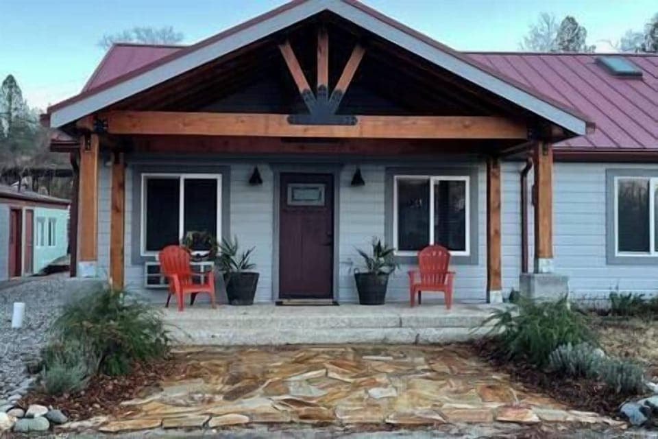 Front porch of Willow Springs Lodge