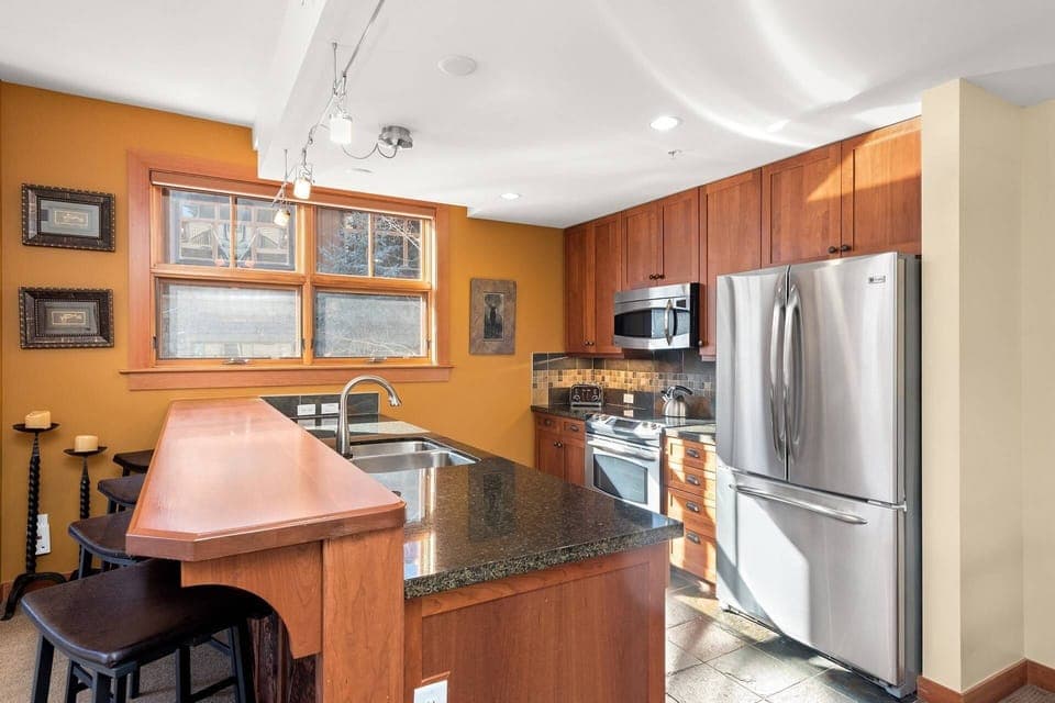 It is so easy to ski or bike back to your condo for lunch!  Everything you need to prepare a meal is found in the full kitchen.