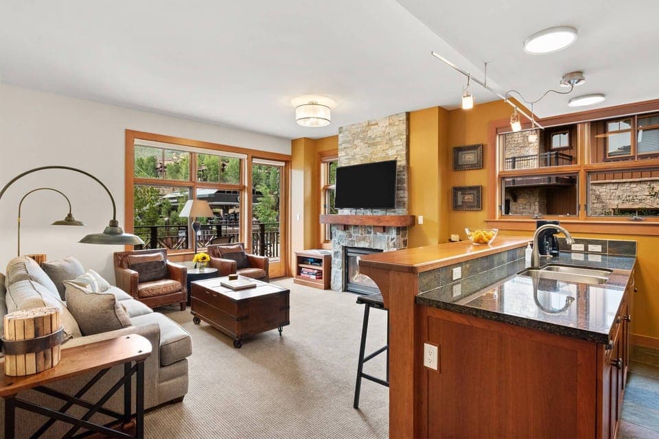 This end unit at Capitol Peak is beautifully furnished, has wonderful amenities and the best location in the Village!