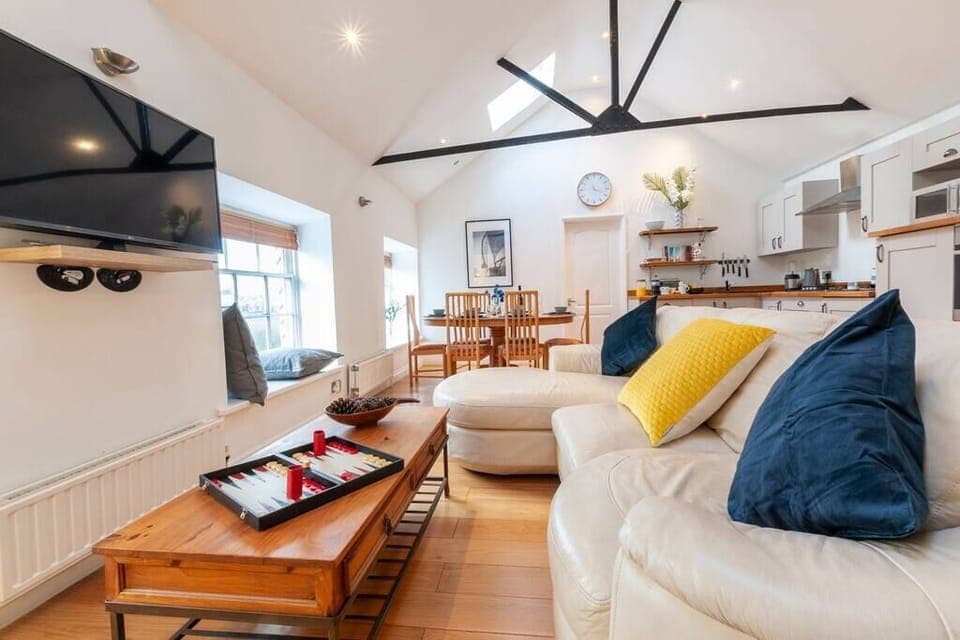 Living Room , 43' Smart TV and Games