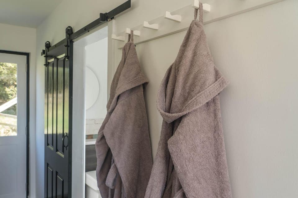 Dressing gowns for outdoor bathtub